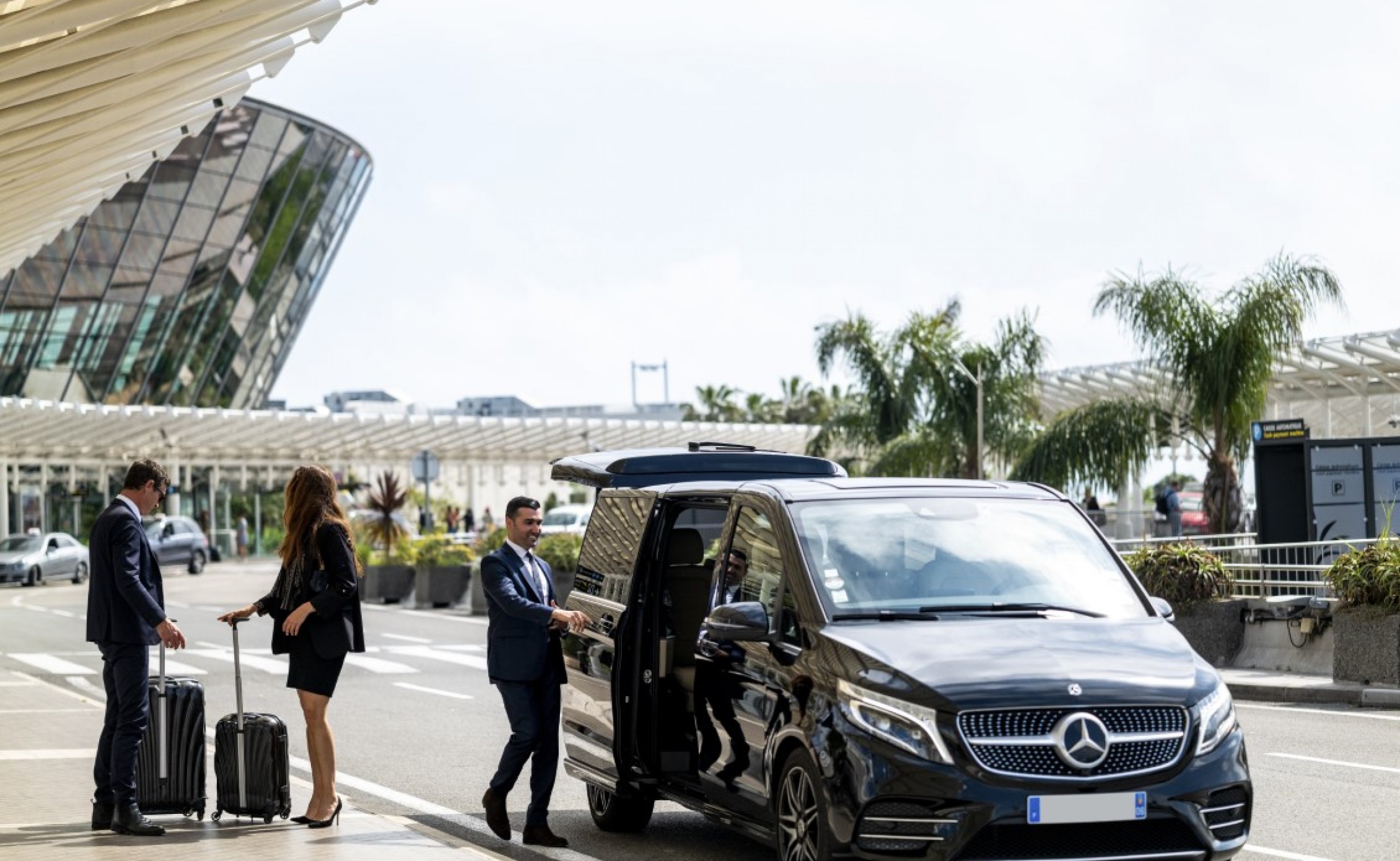 5 good reasons to use a limo service for your airport transfers pd40106w2440h1500rcrop 559